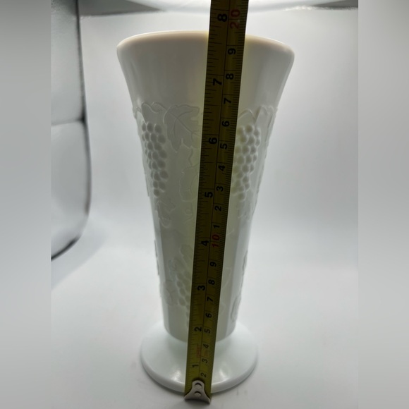 Vintage milk glass grapevine pattern vase. - Picture 4 of 11